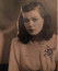 Egy régi kép, szintén egy mai nagymamáról. El sem hisszük, hogy ezen a fotón nem egy híres színésznő szerepel, annyira gyönyörű volt a hölgy fiatalkorában.&nbsp;
