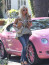 Paris Hilton néhány évvel ezelőtt egy 285 ezer&nbsp;dollár, tehát több mint 85 millió értékű, rózsaszínű Bentley Continental GT-t ajándékozott magának, de mivel karácsonyról volt szó, a kocsi&nbsp;műszerfalát gyémántokkal rakatta ki.
