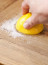 A vágódeszka citrommal és sóval való tisztítása részben működik, a citrom és a só kombója segíthet a kisebb foltok eltávolításában és "felfrissíti" a vágódeszkát, de a makacs égési "sérülések" és szennyeződések ellen nem ér semmit.

