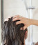 Mielőtt kiszállnál a zuhanyzóból, alaposan öblítsd át a hajad, mert ha marad rajta sampon vagy balzsam, zsírosabbá válik a textúrája. Érdemes legalább ötször hosszabb ideig öblögetned, mint amennyi ideig mosod.