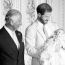 Három generáció: Károly herceg, fia Harry és unokája Archie. Egyelőre még nem tudni, a híres nagyapa hogyan fogadta kisebbik fia döntését, de egy biztos, ő is nagyon meglepődott a történelmi pillanaton.
