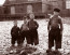 Négy holland gyermek a halászatáról híres Volendamban