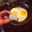 Ha tojást sütsz, dobj egy jégkockát a serpenyőbe! Az olvadó jég gőze meggyorsítja a főzési folyamatot.