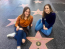 Gyönyörű nagylányok ma már. De a jelek szerint van humoruk. Nemrég a Hollywood-i Walk of Fame-en így pózoltak egykori nevelőanyjuk, Aniston csillaga előtt.
