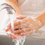 Soha ne felejts el kezet mosni, miután használtad a mosdót. Ilyenkor a kezedre is rengeteg baktérium kerül, ami akár megbetegedésekhez is vezethet