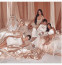 Nem ez az első ilyen botránya a Kardashian-családnak. Ezen a fotón például Kourtney kapott hat lábujjat, de Kendall is érdekes pózba vágta magát.&nbsp;

