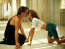 A Dirty Dancing&nbsp;egyik ikonikus jelenete, mikor Patrik Swayze a táncparketten megcsókolja Jennifer Greyt.
