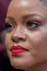 Maradjunk anniyban, hogy Rihanna egzotikus arca is csak jó két lépés távolságból tűnik szépnek. Sajnos az ő bőre sem hibátlan, jó pár aknét fedett el a sminkkel.