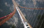 Üvegfenekű függőhíd, Kína

A híd 218 méter magasan (ez közel 66 emeletet jelent) és fél kilométer hosszan húzódik egy kanyon felett a Hebei tartománybeli Kína Hongyagu Természetvédelmi Területén, és a park két hegycsúcsát köti össze.
