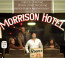 A The Doors 1970-ben mutatta be a sok sikert megélt,&nbsp;Morrison Hotel című albumát, tehát idén lett 50 éves, így megérdemelt egy jubileumi kiadást. Ez az album nem véletlenül&nbsp;szerepel az 1001 lemez, amit hallanod kell, mielőtt meghalsz című könyvben. Az&nbsp;50th Anniversary Deluxe Edition vinyl pedig egy gyönyörű kiadvány két lemezzel és egy meglepetés, eddig kiadatlan trackkel.
