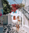 Mykonos, Görögország. Santorini híres helyszíne a nászutaknak, nem véletlenül. Azonban Mykonos szigete is rengeteg romantikus kincset rejteget a szerelmesek számára. Gyönyörű&nbsp;strandok, lélegzetelállító kilátás, vonzó szállások, hívogató épületek&nbsp;és ínycsiklandó gasztronómia vár arra, aki ide látogat.&nbsp;
