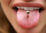 Soha ne rakass piercinget a nyelvedbe vagy a szád környékére, mert a fogzománcot teljesen tönkreteheti. 