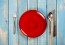 Egy kísérlet megállapította, hogy az emberek kevesebbet esznek-isznak piros színű tányérokból és poharakból, mint azok, akiknek például kék edényből kínálták az ételt. Az ok valószínűleg abban keresendő, hogy a pirosat finom stoptáblaként értékeljük.