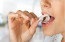 Az étkezések között rágj cukormentes rágógumit! A rágózás hatására ugyanis fokozódik a nyáltermelés, ami segít a fogakon képződött savas plakk semlegesítésében és tisztítja a fogakat.