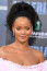 Rihanna előszeretettel gönsöríti be a haját, amit aztán egy laza copfban köt össze. Ezt a frizurát a göndörhajúak is kipróbálhatják, a nyáron nekik is jól jön majd.&nbsp;
