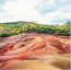 Hét színű föld

A színes geológiai képződmény Mauritius délnyugati részén, Chamarelben található, és a homokdűnék hét jellegzetes színének köszönhetően kapta a Hét színű föld elnevezést. Valójában egy nem túl nagy és lényegében kopár földterületről van szó, amit erdő vesz körül, mégis rengeteg látogatót vonz a hely. A színes bazalt hullámok a kifolyó láva megszilárdulásával alakultak ki körülbelül 1,7 millió évvel ezelőtt.
