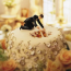 Egy esküvői sütemény, amin a vőlegény épp próbálja megmenteni tortába szakadt menyasszonyát.