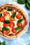 Olaszország messze földön híres konyhájáról – leghíresebb étele talán a pizza, amit szinte minden ember imád a földön. Sokan azonban nem tudják, hogy az országban udvariatlanságnak számít olyan feltétet kérni a finomságra, ami nincs alapból rajta. Így van ez a sajttal is – ha dupla adagot kérsz belőle, igen furán néznek majd rád.
