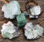 A szűznek a zöld apophyllite kristályt ajánljuk, mely növeli a bölcsességüket, és megadja nekik a természetközeli érzést. A legnagyobb hatást egy szobanövény vagy váza mellett fejtik ki 
