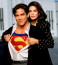 Teri Hatcher a Superman-sorozat, Lois &amp; Clark női főszereplőjeként,&nbsp;Lois Lane-ként került a köztudatba, de azóta alig változott.

