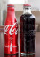 A hely, ahol a Coca-Cola receptjét őrzik, Georgia, USA

A Coca-Cola az egyik legnépszerűbb üdítőital szerte a világon, épp ezért receptje hétpecsétes titok, amit a legszigorúbb biztonsági intézkedések mellett egy ultratitkos helyen őriznek – annyit lehet mindössze tudni, hogy a vállalat atlantai központjában egy széfben tartják. Bár volt, hogy már a bíróság is kötelezte a céget a recept kiadására, a pontos összetevők listáját a mai napig csak egy szűk kör ismeri, a tűpontos receptet pedig állítólag csak két ember, akik soha nem utazhatnak egyszerre egy repülőgépen, hiszen ha mindketten egyszerre szenvednének balesetet, az az ital szempontjából végzetes is lehetne.
