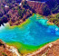 Öt virág-tó, Kína

A Jiuzhaigou Nemzeti Parkban található tó vize teljesen átlátszó, színe pedig gyakran változik, így a kék több árnyalátában is pompázik, olykor pedig sárgászöldnek tűnhet. Az nem ismert pontosan, hogy mi okozza ezt a szivárványhatást, ám a tónak van egy másik különlegessége is: sohasem fagy be télen, ezért az ottélők szent helyként tisztelik.
