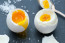 Egy az International Journal of Obesity-ben megjelent kutatás szerint növelheti a fogyás esélyeit, ha reggelire alacsony kalóriatartalmú ételt és tojást is eszel. A tojás magas fehérjetartalma ugyanis megakadályozza, hogy hamar megéhezz.