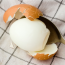 A főtt tojás pucolásához használj kanalat – ezzel tökéletesen, sérülésmentesen tudod megszabadítani a héjától!