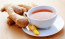 Gyógynövény teák: a gyömbér és a kamillatea is nagyon jó abban az esetben, ha még mindig torokfájással küzdesz. Mézzel édesítve pedig duplán jó hatással lesz a fájdalom kezelésére.
