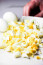 Annak érdekében, hogy elkerüld, hogy a főtt tojás szeletelése közben az étel darabokra hulljon, tartsd a kést hideg víz alá, és ezután vágd fel a tojást.
