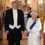Trump olyan volt, mintha csak egy, a palotában felszolgáló pincér állt volna be a királynő mellé.&nbsp;
