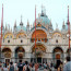 A híres Szent Márk-bazilikát és környékét turisták ezrei lepik el nap mint nap, hiszen manapság ez Velence egyik legnépszerűbb látnivalója: körülbelül 15.000 ember kíváncsi rá naponta. Az egyedülálló történelmi örökség megőrzése érdekében azonban az idei évtől belépőjegyekkel bevezetésével próbálják elérni azt, hogy kevesebb turista látogassa meg a bazilikát és környékét. 2020 áprilisától két lehetőség lesz felkínálva az ideérkezők számára: vagy online vásárolják meg előre a belépőjegyet úgy, hogy kiválasztják a látogatás dátumát, vagy megpróbálnak ingyenes jegyet szerezni a helyszínen. Az utóbbi esetben azonban nincs garancia arra, hogy sikerül is bejutni a katedrálisba, hiszen ez attól függ, hogy a főszezonban mennyien szeretnék majd meglátogatni a híres székesegyházat. A látogatások számát ugyanis szigorúan korlátozzák majd a tumultus elkerülése érdekében, és természetesen az előre megváltott jeggyel érkezők élveznek majd elsőbbséget.
