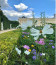 A kert&nbsp;annyira illatozott, hogy a látogatók rosszul lettek tőle

A Versailles-i kert&nbsp;a legnagyobb&nbsp;a világon: 372 szobor, 55 szökőkút és medence található itt. Minden évben nagyjából 210.000 virágot, valamint 200.000 fát ültettek az óriási kertbe, amit a látogatók megcsodálhattak. A 17. században a kert illata így nyilvánvalóan nagyon erős volt, amit a palota vendégei rendszerint nehezen viseltek. Madame de Maintenon egy 1689. augusztus 8-án írt levelében például arról számolt be, hogy a tubarózsák erős illata kilométerekre érződik, amitől a férfiak és a nők egyaránt rosszul vannak.
