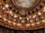 Az opera tervezésekor okos technológiai trükköt használtak

XV. Lajos 1768-ban építtette a királyi operát, ami több funkciót is ellátott: többek között egy olyan technikát alkalmaztak, ami lehetővé tette, hogy a zenekar egy szinten legyen a színpaddal. Nemcsak színházi előadásokat, de bálokát és egyéb ünnepségeket is rendeztek itt, a színpad mélysége pedig megegyezett a nézőtér méretével, ami összesen 1200 ember befogadására volt alkalmas. Mivel az opera óriási, rengeteg gyertyára volt szükség ahhoz, hogy egy-egy rendezvényt a megfelelő módon megvilágítsanak, így működtetése igen drága volt, épp ezért csak a legkülönlegesebb alkalmakkor használták a helyiséget. Akusztikája kiváló, ami annak köszönhető, hogy az egészet szinte teljes mértékben fából építették. A mai napig tartanak itt különböző koncerteket, amit a lelkes közönség megtekinthet.
