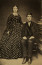 Jesse James

A vadnyugat egyik leghírhedtebb banditája elsőfokú unokatestvére iránt gyúlt szerelemre, akit ráadásul Jesse édesanyáról, Zereládáról neveztek el. Két gyermekük született és boldog házasságban éltek egészen James 1882-ben bekövetkezett haláláig.
