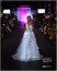 Az olasz-amerikai tervező, Kelsy Dominick dobta piacra még tavaly saját fejlesztésű LED-lámpás esküvői ruháját, amelynek megosztó sikere volt.
