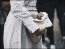 1. DESIGNER TÁSKA

Egy olasz nő kezében biztosan látsz egy olyan egyedi designer táskát, amely nem fordul meg minden ember szekrényében. A képen egy Gucci darab látható, a megjelenés máris exkluzív.
