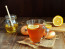 A hagymából készült teának nagyszerű gyógyító és méregtelenítő hatása van. Tetszőleges mennyiségű hagymahéjat áztassunk forró vízbe és hagyjuk ázni 15 percig. Szűrjük le, ízesítsük citrommal, mézzel.
