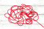 A Kabbalában ismert, piros fonalból készült karkötőt előszeretettel hordják Izraelben, Marokkóban vagy éppen Észtországban. A hiedelem szerint a kis piros fonal növeli a szerencsénket - egyes észtországi szigeteken a nők piros fonalat varrnak a szoknyájuk aljába, ezzel is elűzve a rossz szellemeket. A piros fonal az egyik legősibb szerencsehozó amulett.
