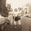 Ez a három hölgy Brooklyn utcáin korzózva is tökéletesen fest.
