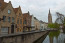 A megfejtés: Brugge. A gyönyörű város Belgiumban, Nyugat-Flandriában található.&nbsp; Történelmi óvárosa 2000 óta szerepel az UNESCO világörökségi listáján. 2002-ben Salamancával egy időben Európa kulturális fővárosa volt. A várost sokszor „az észak Velencéjének” is nevezik, hiszen számos csatorna szeli át. Az óvárost körülvevő régi erődítmények és malmok maradványai ezen csatornák mellett találhatóak. Brugge Európa kiemelkedő látványossága köszönhetően annak, hogy a városközpont a középkor óta alig változott.
