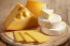5. Érlelt sajt

Rengeteg sajt, többek között a gorgonzola, a camambert, a cheddar, a parmezán és a svájci sajt is tartalmaz egy bizonyos tiramin nevű vegyületet. Ez egy olyan anyag, amely a sajtban lévő fehérjék folyamatos lebomlása során keletkezik, így tehát minél tovább érlelődik egy sajt, annál több tiramint tartalmaz. Ezenkívül egyébként a vegyület a szervezetben is megtalálható aminosav, mely segít a vérnyomás szabályozásában. A tiramin az agyban az erek szűküléséért és tágulásáért felelős, az erek mechanikai elváltozásai pedig szintén lüktető fejfájást okozhatnak.

