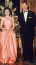 1963: A királynő egy gyönyörű estélyit&nbsp;viselt jellegzetes gyöngynyaklánccal egy londoni eseményen.&nbsp;
