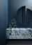 FÜRDŐ - A fürdőt a legtöbben minimalistára vesszük, általában fehér, fekete, bézs vagy barna dizájnt alakítunk ki a helyiségben. Míg a hálóban a kék egy halványabb árnyalata ajánlott, addig a fürdőbe választhatunk sötétet, ami modern és relaxáló hatású.
