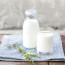 Helytelen megoldás: A tejet a hűtő ajtajában tartod

Lehet, hogy kényelmes, de a teje gyorsabban romlik. Minden alkalommal, amikor kinyitod az ajtót, a tejet melegebb hőmérséklet éri. Ha egy vagy két napnál tovább tartanád a tejet, akkor gondold át ezt!

Helyes megoldás: Helyezd a tejet a hűtőszekrény hátuljába, az ajtótól távol helyezed.

Tartsd a hűtőszekrény leghűvösebb helyén, általában a felső polc hátuljában.

&nbsp;
