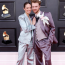 Finneas és Claudia Sulewski tetőtől talpig Gucci ruhákat viselte a 2022-es Grammy-díjátadó gálára.&nbsp;
