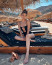 Következő közzétett képe már a tengerparton készült, ezen egy merészen kivágott fürdőruhát viselt, amivel 1,2 millió ember tetszését nyerte el az Instagramon.
