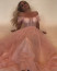 „Nem… nem ez lesz az esküvői ruhám. Donatella Versace ebben a pillanatban is dolgozik rajta” – írta a mindap közzétett bejegyzésében az énekesnő.
