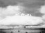 Képzeld el: 1946. július 25-e van. A Crossroads hadművelet elérte a második szakaszát. Riporterek és politikusok a világ minden tájáról összegyűlnek, hogy szemtanúi legyenek a második, víz alatti robbanásnak. A "Bikini Heléna" névre keresztelt bomba felrobbant 60 méterrel a Marshall-szigeteki Bikini-atoll vizei alatt.

A robbanás első hatása egy hatalmas víz- és gőzbuborék volt. Ott, ahol az óriásbuborék emelkedett és előtört, több száz teszthajó közül egy tucat azonnal elsüllyedt, és ez még nem minden! A felszínen zajló pusztulás istenes volt, ahhoz képest, ami a felszín alatt ment végbe, ahol a forró gáz, a radioaktív buborék kiemelkedett, és egy óriási, 90 láb magas&nbsp;hullámmá alakult át. A robbanás 2000 láb széles krátert is vájt közvetlenül a tenger fenekébe.
