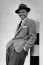Jack Daniels - Frank Sinatra

Frank Sinatra imádta a híres tennessee-i whiskeyt, amelyet több mint 50 éven keresztül kortyolt. Amikor 1998-ban, 82 évesen meghalt, eltemették egy üveg Danielsszel, egy doboz cigarettával, egy öngyújtóval és egy tekercs pénzérmével, amit állítólag mindig magánál hordott, hogy legyen miből megeresztenie egy segélyhívást, ha szükség lenne rá.
